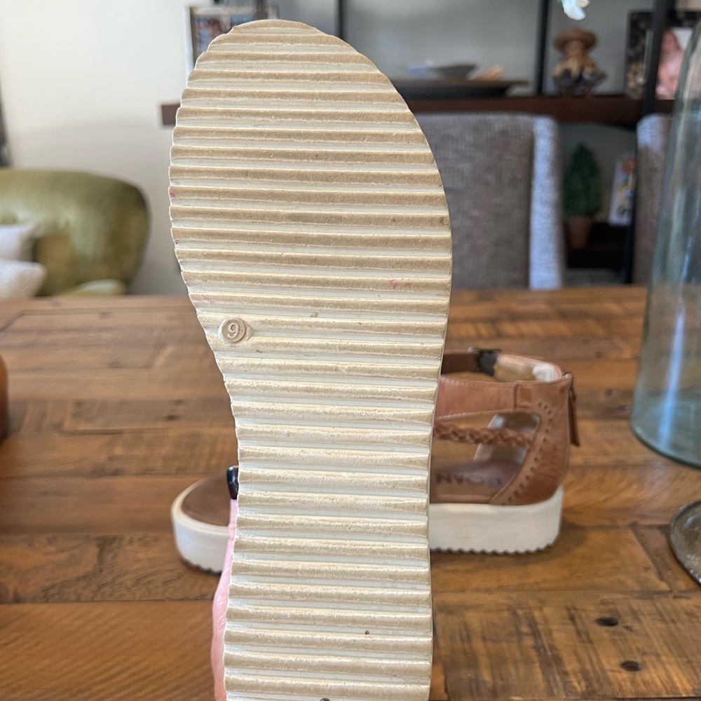 ROAN Bed/Stu Women's Tan Sandals - Picture 4 of 4